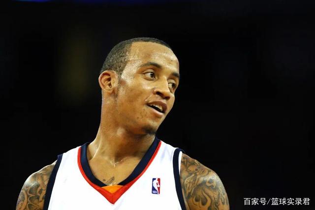 雄鹿大胜雷霆夺得NBA杯冠军 字母三双当选MVP